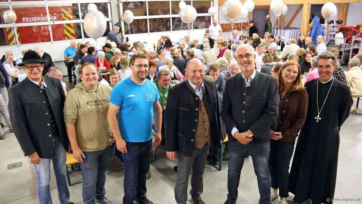 Bürgermeister auf der Leiter: Andechs feiert 100 Helfer der 1250-Jahr-Feier