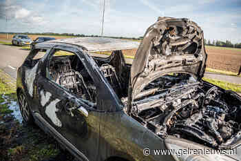 Dashboard valt uit, auto vliegt kort daarna in brand