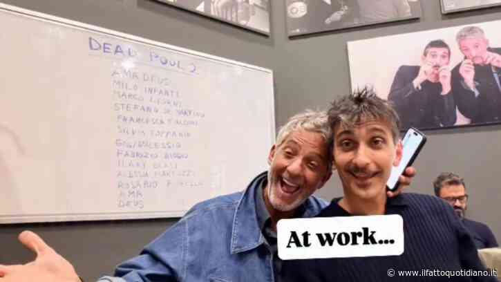 Fiorello e Biggio in redazione e l’ironia sul “toto-morti”: il cartello appeso alle loro spalle con tanti nomi dello spettacolo. Il primo? Amadeus