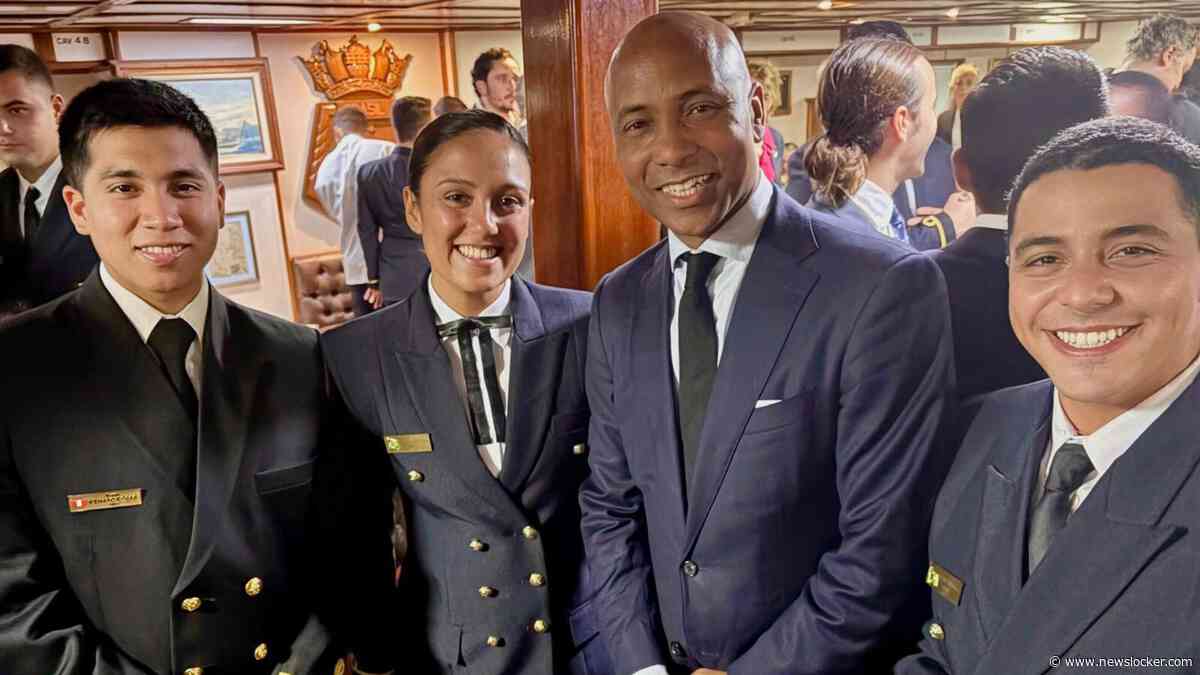 Humberto Tan swingt erop los tussen Braziliaanse adelborsten tijdens bijzondere marineborrel in Rotterdam
