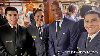 Humberto Tan swingt erop los tussen Braziliaanse adelborsten tijdens bijzondere marineborrel in Rotterdam
