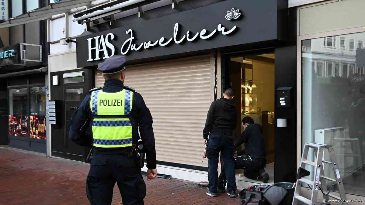 Einbruchsversuch bei Juwelier in Harburg: Täter rammen Geschäft mit Auto