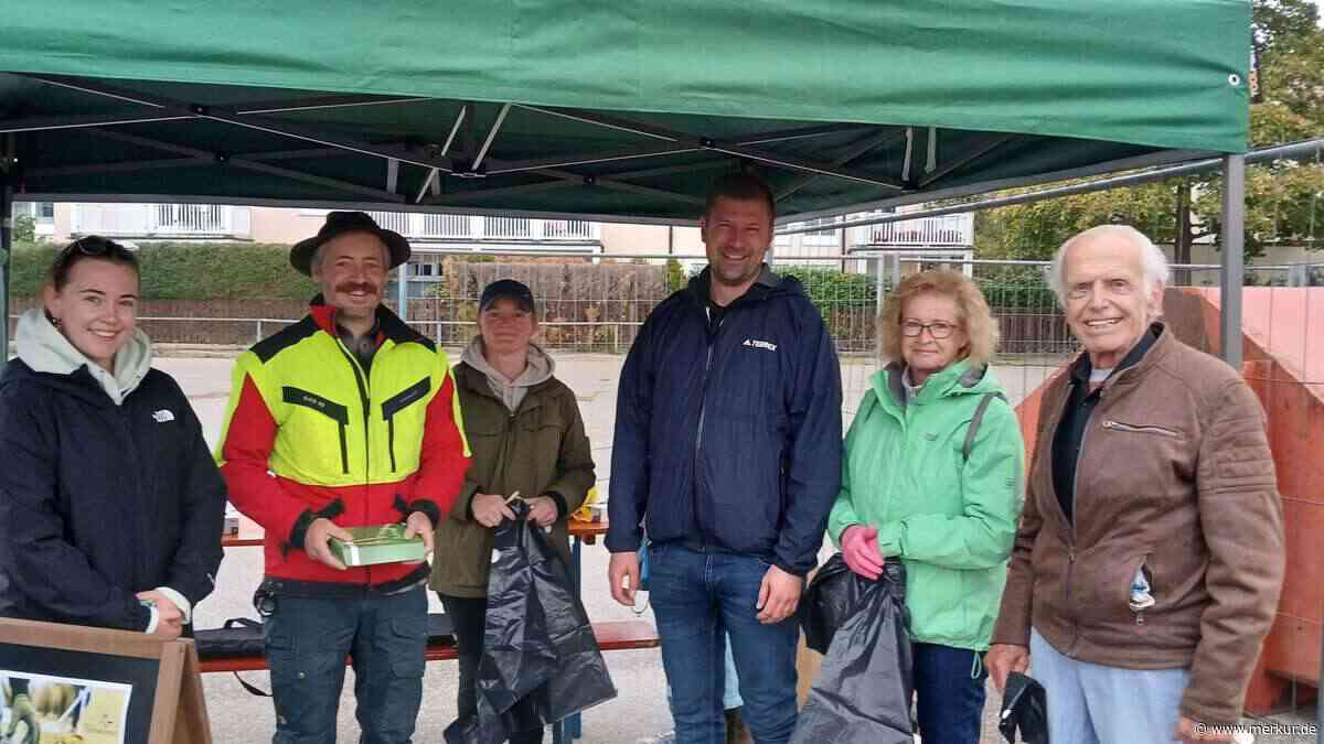 Ramadama in Germering: 70 Bürger trotzen dem Regen – fast 20 Säcke voll