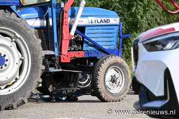 Wielrenner onder tractor na botsing, traumahelikopter ingezet