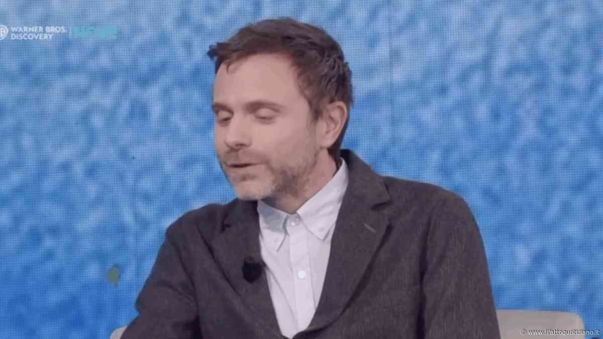 “Ho disconnesso da internet il computer, consegnerò il mio romanzo su una chiavetta. Ora che c’è l’AI, non si può stare in pace con il pensiero che un’entità ti sorvegli in tutto”: così Paolo Giordano