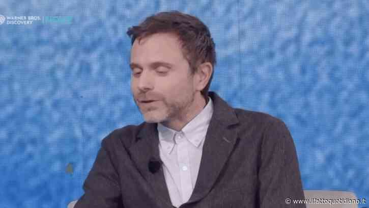 “Ho disconnesso da internet il computer, consegnerò il mio romanzo su una chiavetta. Ora che c’è l’AI, non si può stare in pace con il pensiero che un’entità ti sorvegli in tutto”: così Paolo Giordano