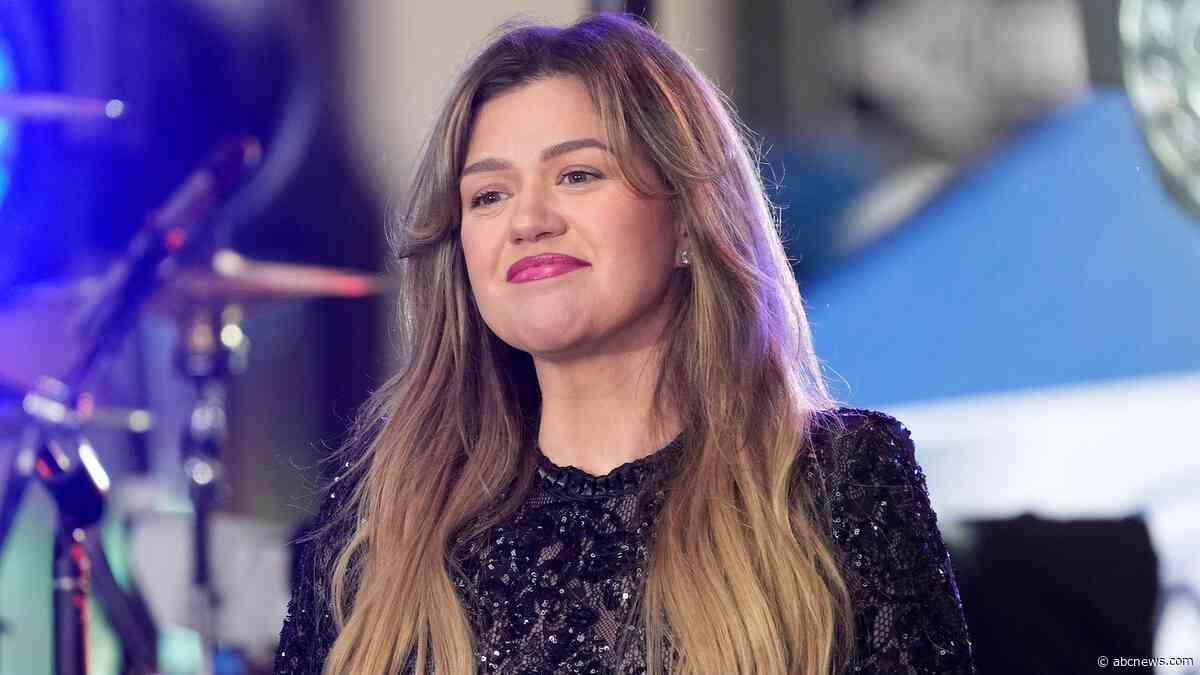 Newly released surveillance video shows Kelly Clarkson in Brooklyn store