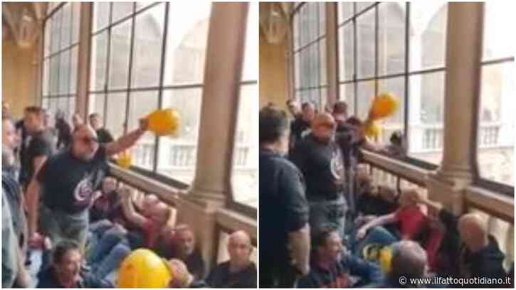 Ilva, gli operai di Genova entrano nella Prefettura: la “protesta dei caschi” al grido di “non ci chiudete”