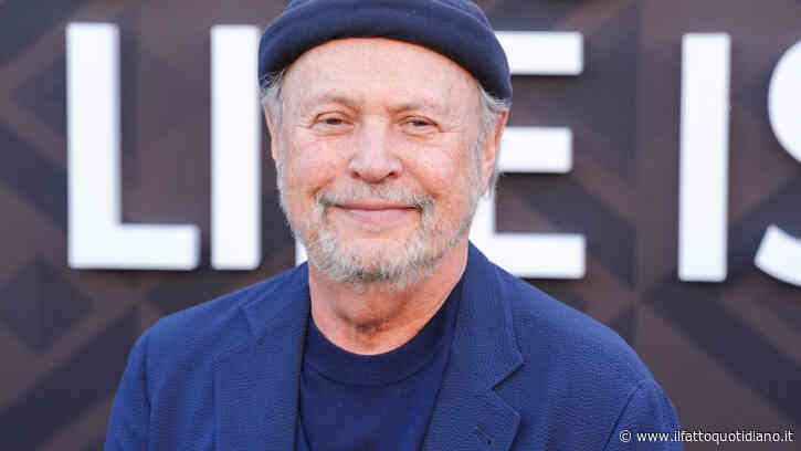 “L’incendio del 2025 ha bruciato la mia casa. Un vicino in lacrime ci ha avvisato che non c’era più nulla. C’è stata una cosa che mi ha salvato in quel momento”: parla Billy Crystal