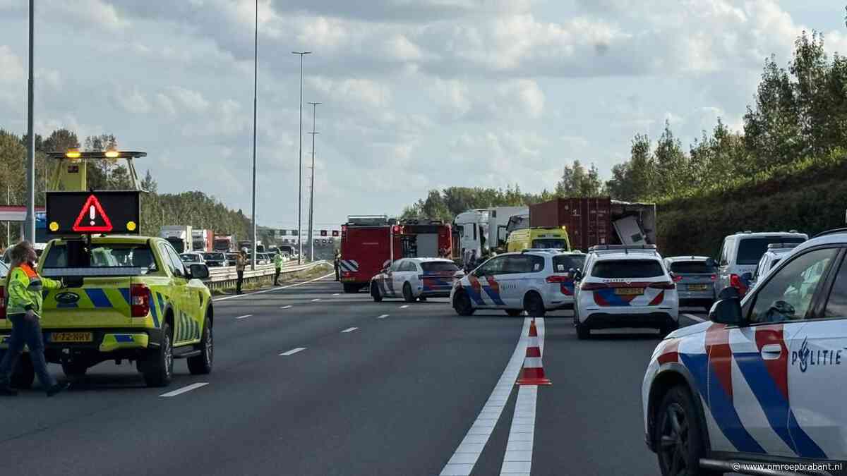 A2 tussen Den Bosch en Eindhoven dicht na ongeluk met vrachtwagens