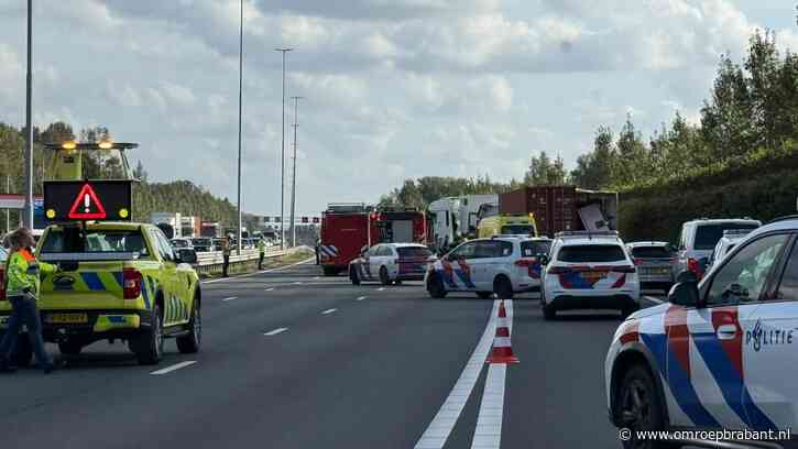 A2 tussen Den Bosch en Eindhoven dicht na ongeluk met vrachtwagens