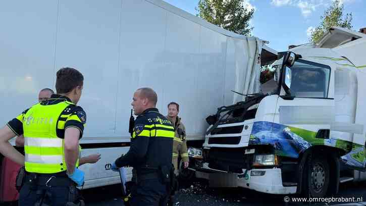 A2 tussen Den Bosch en Eindhoven dicht na ongeluk met vrachtwagens