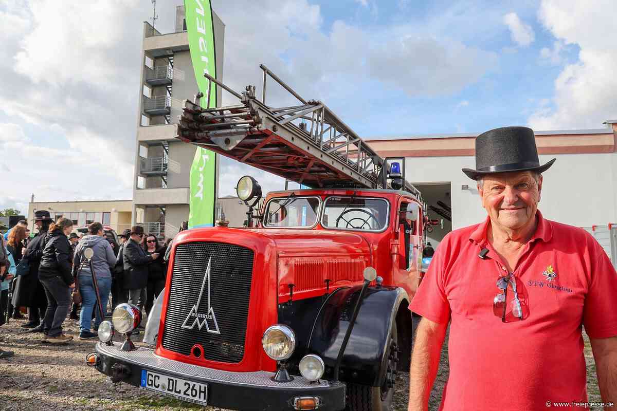 Glauchau im Lindenberg-Fieber: So trommelt die Feuerwehr mehr als 50 Udo-Doubles zusammen