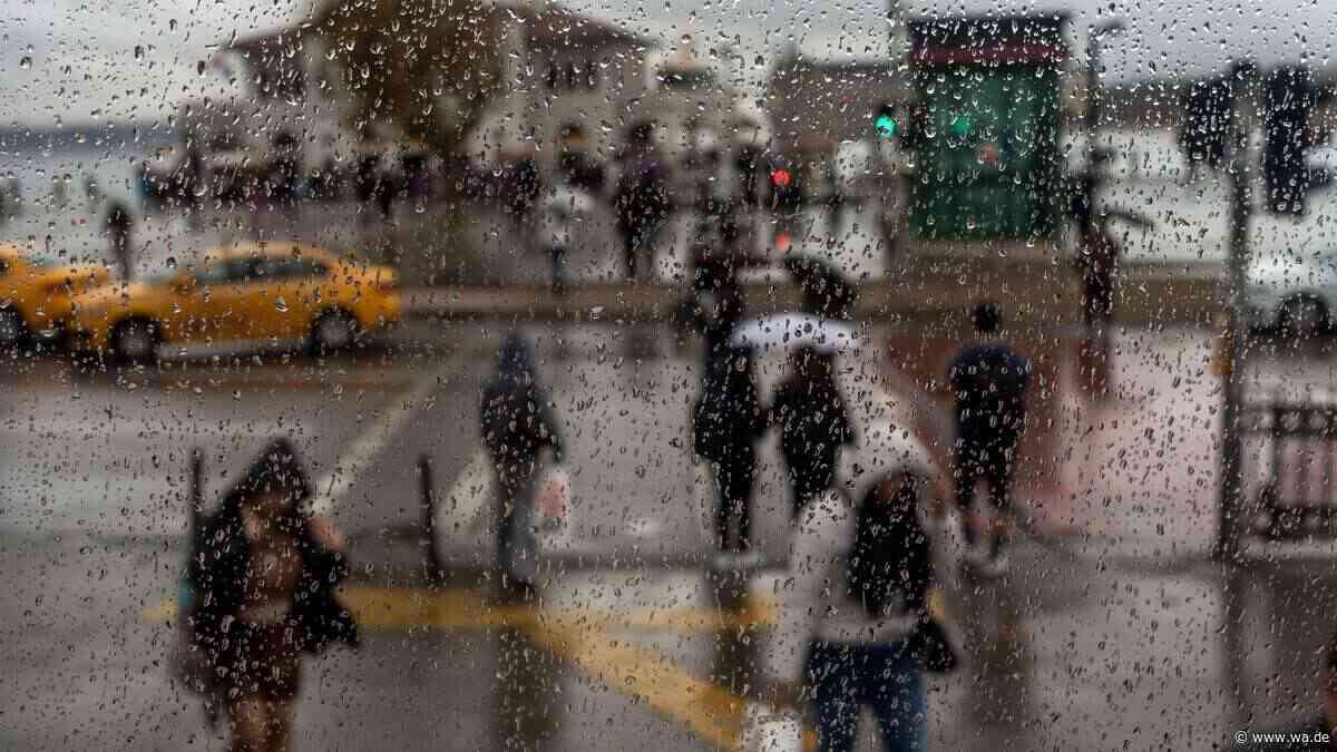 Katastrophale Zustände in türkischen Ferienorten: Städte und Fahrzeuge im Wasserchaos