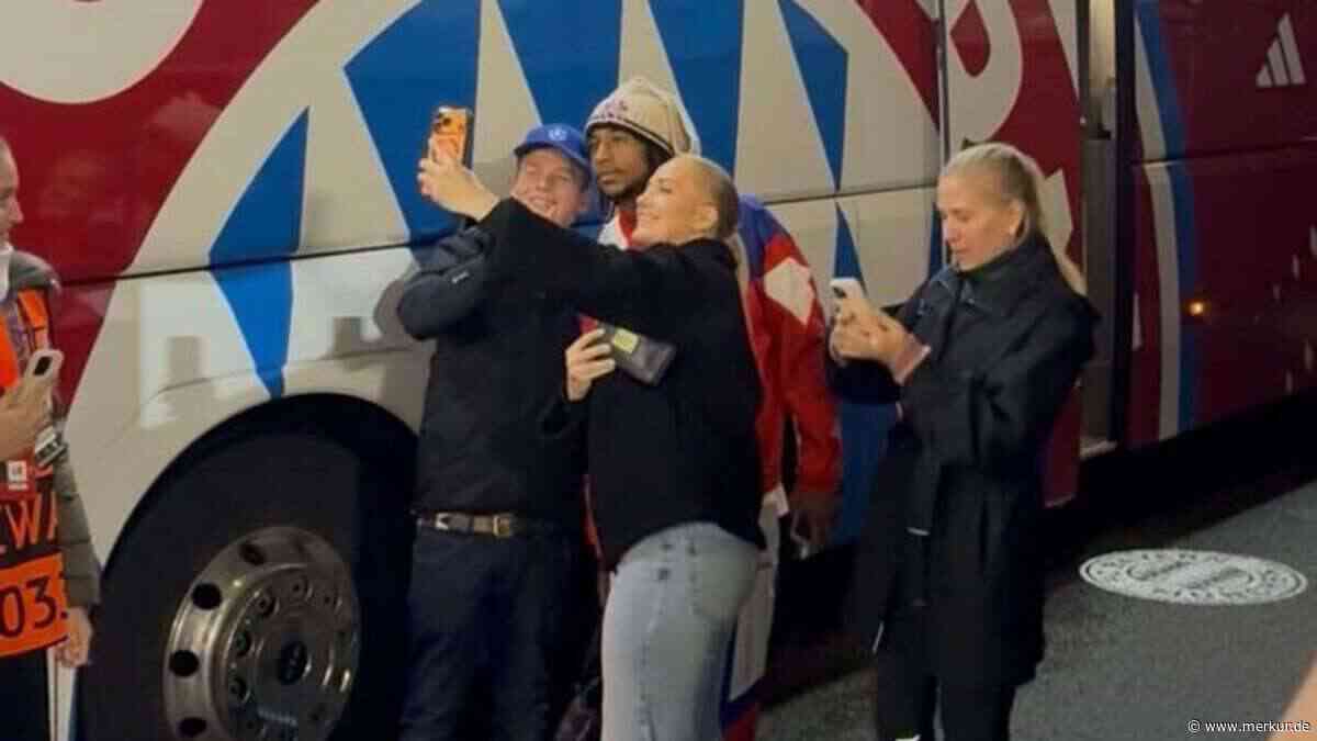 Nach seinem Platzverweis in Stavanger konnte Olise am Bayern-Bus schon wieder lachen