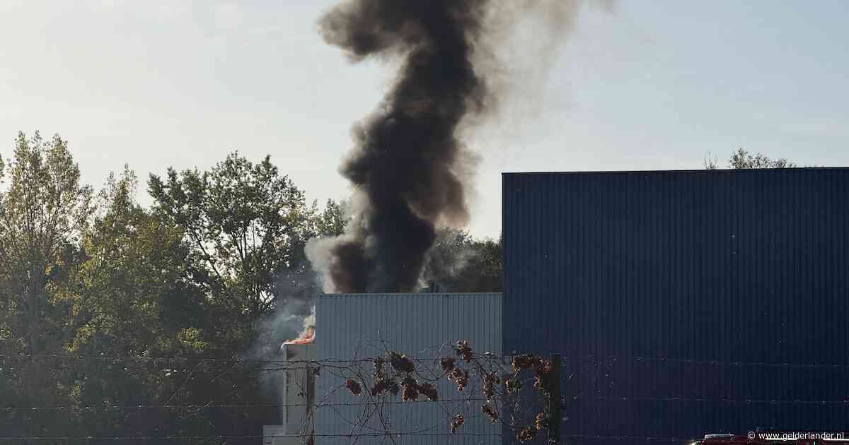 Uitslaande brand bij bedrijf in Doetinchem, pand ontruimd en veel rook zichtbaar
