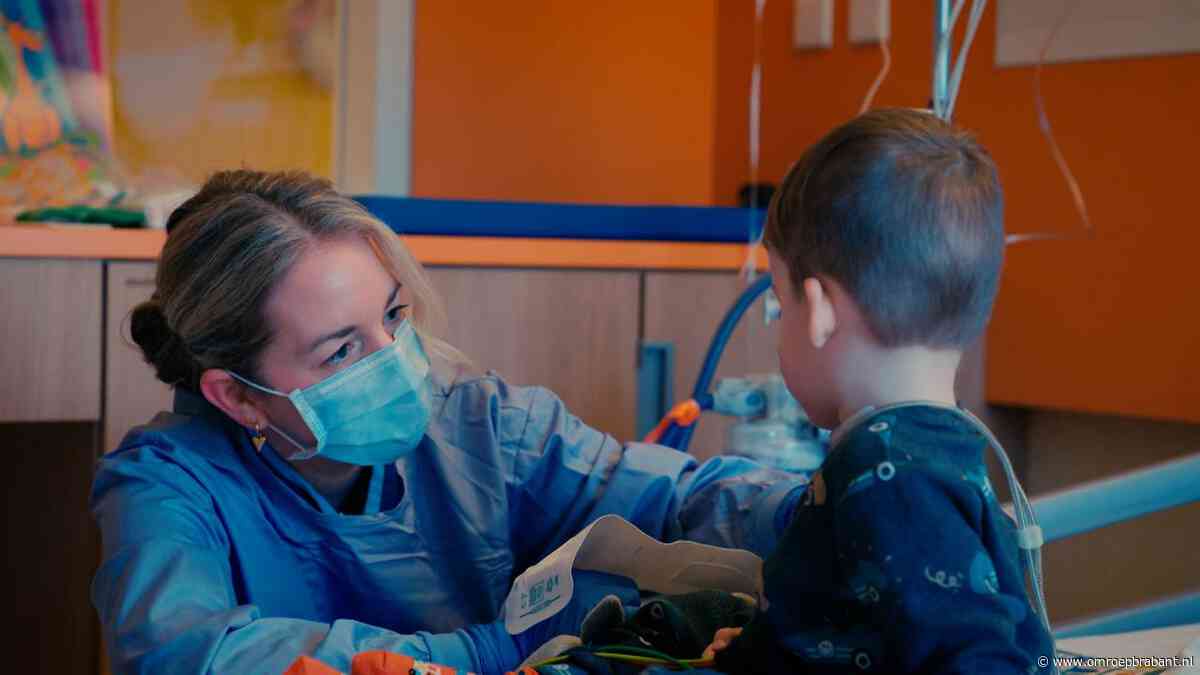 Een grapje of een boks: zo maakt Evelien het ziekenhuis minder spannend