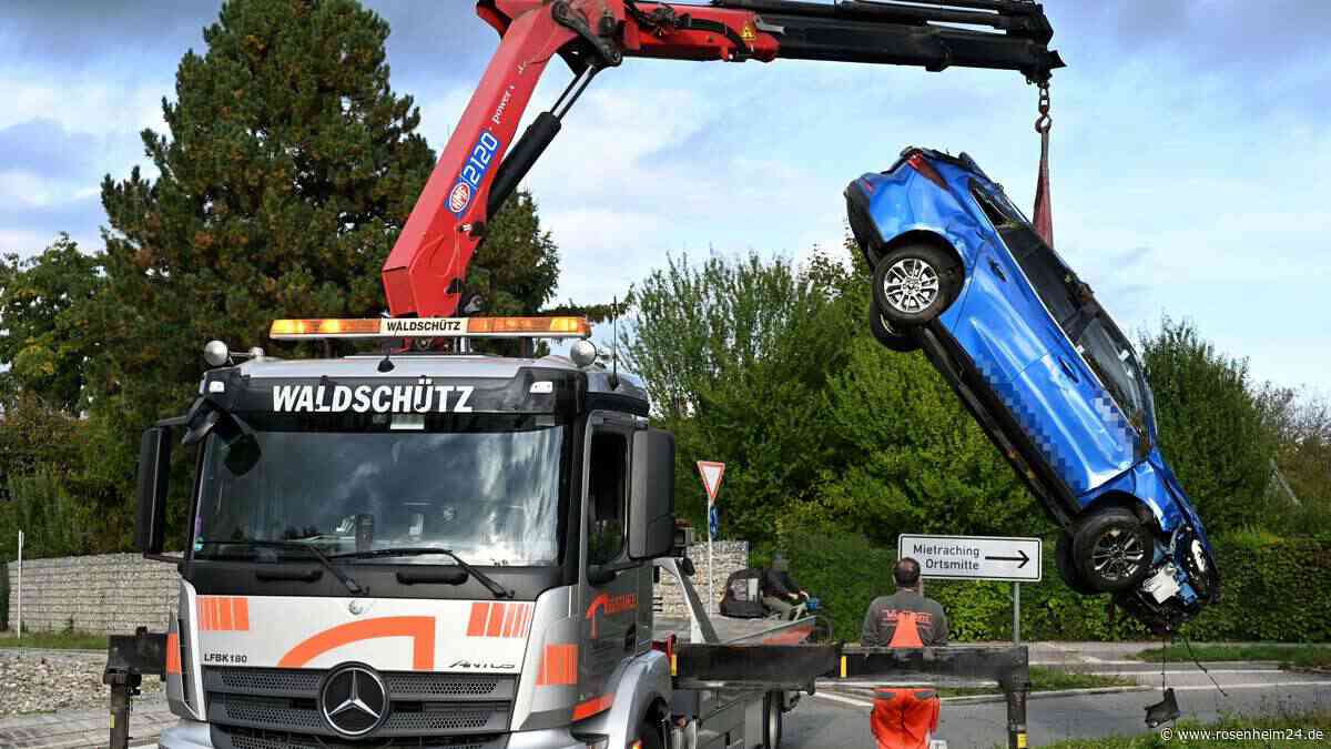 Unfall bei Mietrachinger Kreisel in Bad Aibling – Auto offenbar mehrmals überschlagen