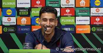 Taha grapt tijdens persconferentie na opmerking Van den Brom: 'Ga ik wel doen!'