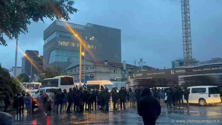 Turchia, il bavaglio scatta in diretta: blitz della polizia nella sede di Halk Tv per chiudere la principale emittente anti-Erdogan