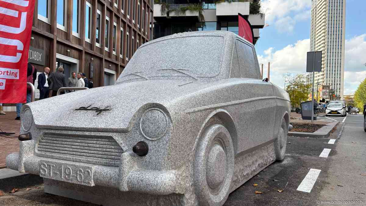 Dafje van graniet parkeert op Strijp-S: kunstwerk of stootblok?