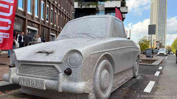 Dafje van graniet parkeert op Strijp-S: kunstwerk of stootblok?