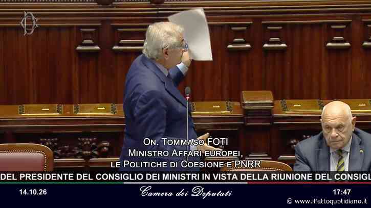 Il ministro Foti fa confusione coi documenti e sbotta in Aula: “E che cazzo…” – Video