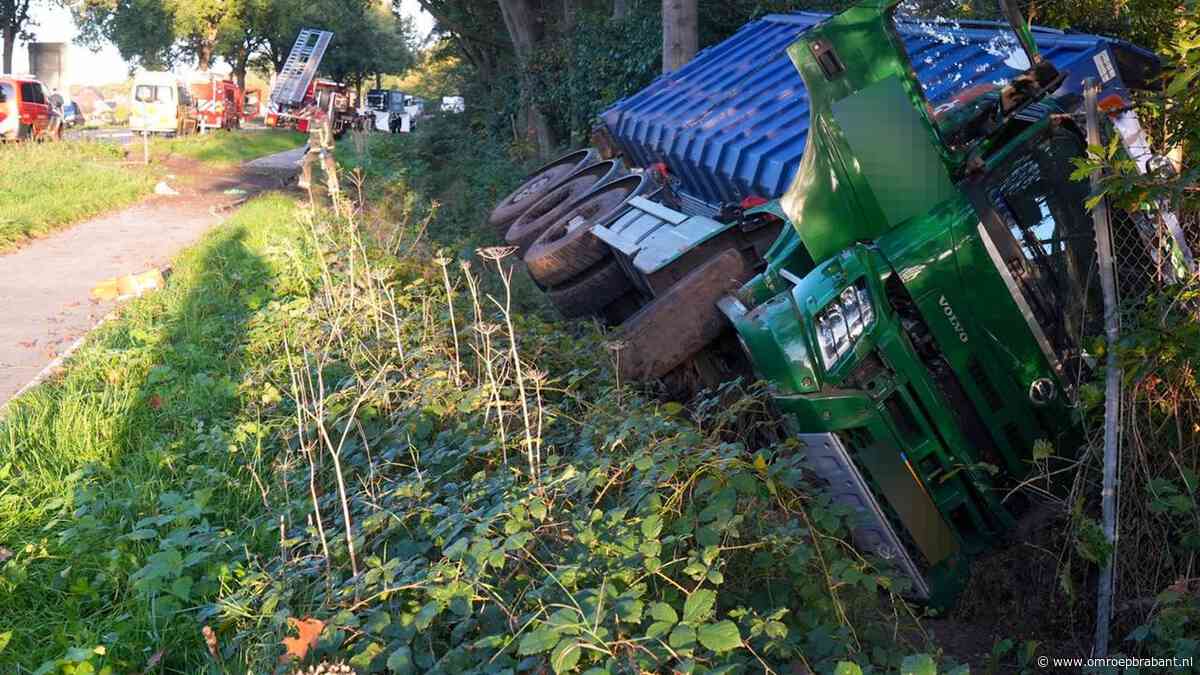 Automobiliste gewond na botsing met vrachtwagen op N270 bij Deurne