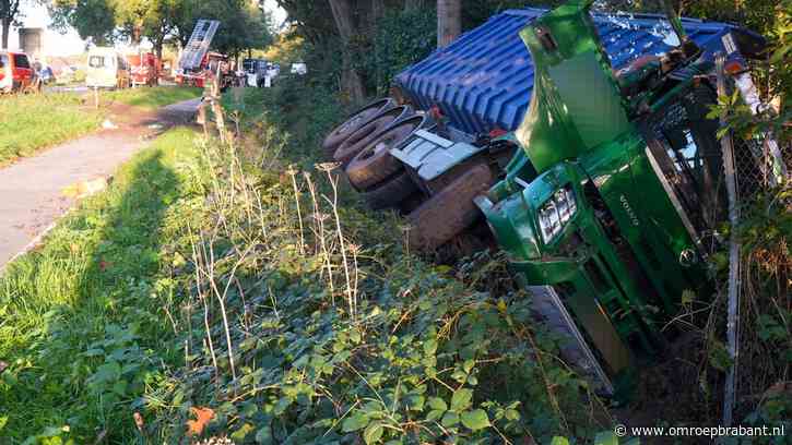 Automobiliste gewond na botsing met vrachtwagen op N270 bij Deurne