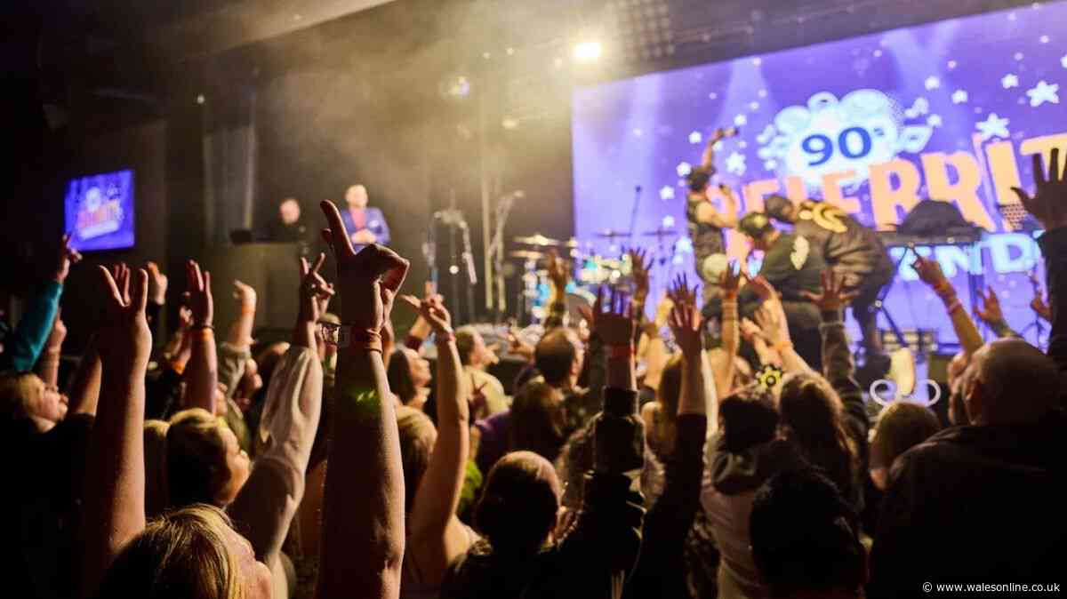 Vernon Kaye is coming to Conwy for a star-studded weekend of 90s nostalgia