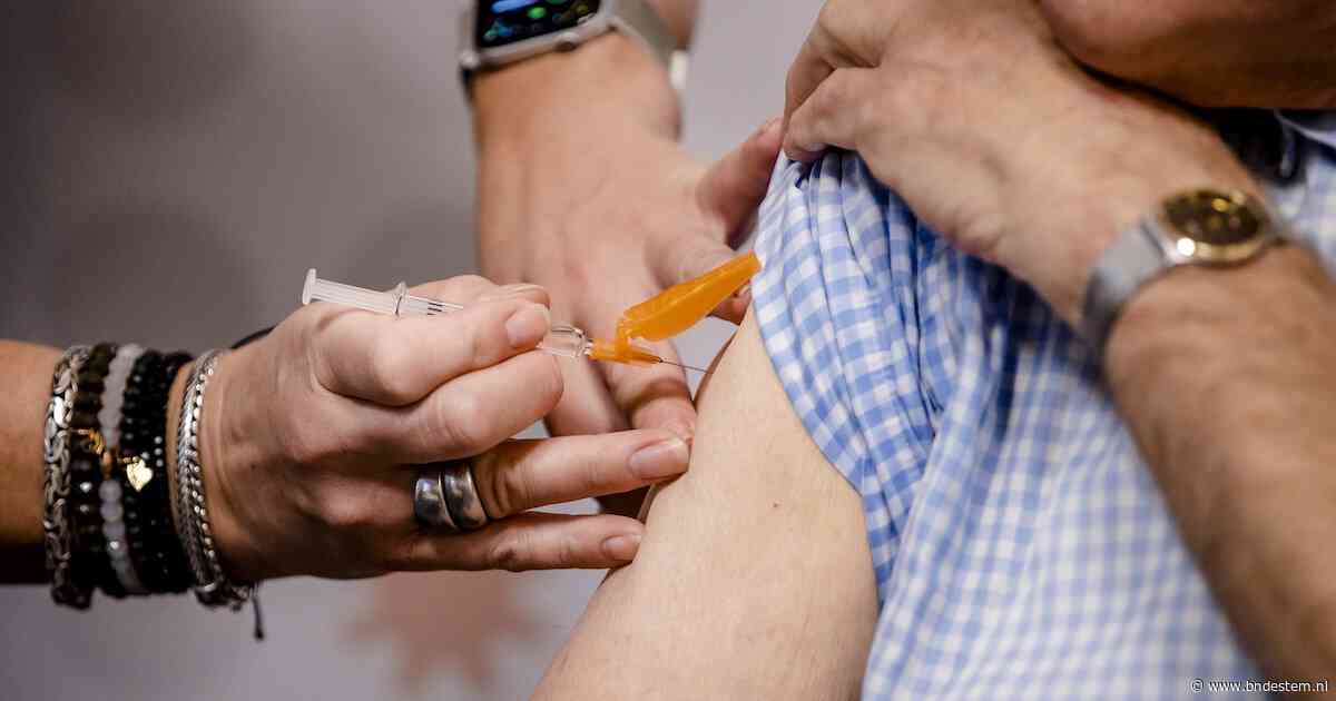Grappige opmerking van RIVM zorgt voor hilariteit: ‘Vaccinatie wordt doorgaans in de bovenarm gezet’