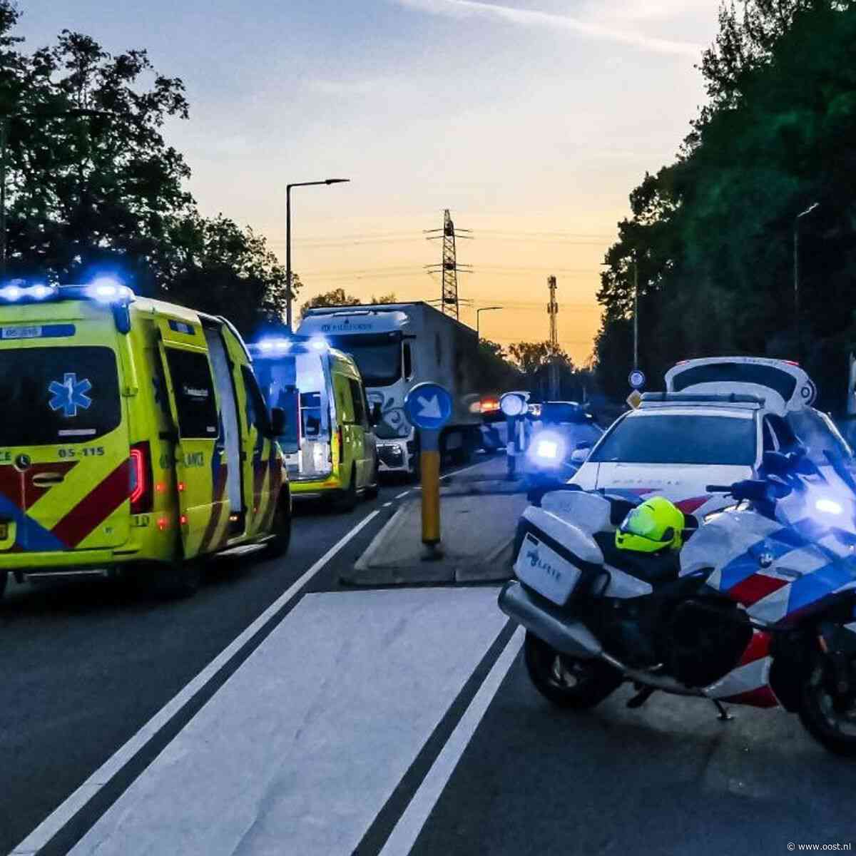 Fietser volgens getuigen meters meegesleurd na aanrijding met auto in Enschede