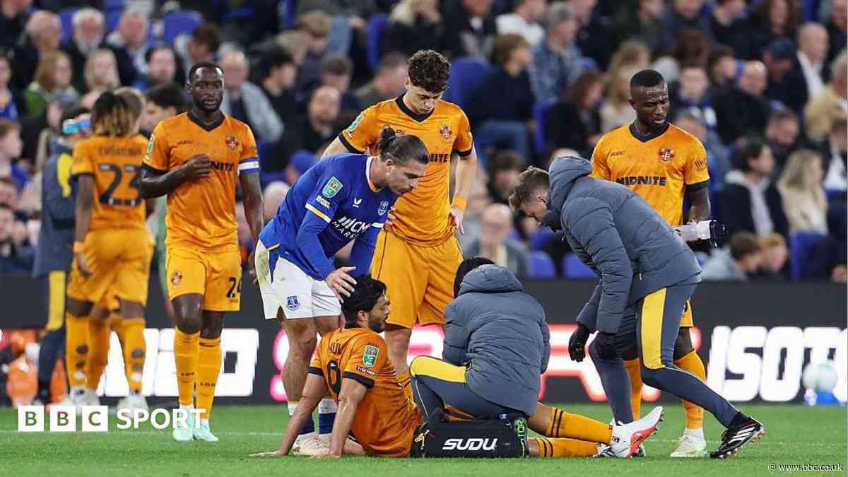 Wolves striker Jimenez to have knee surgery