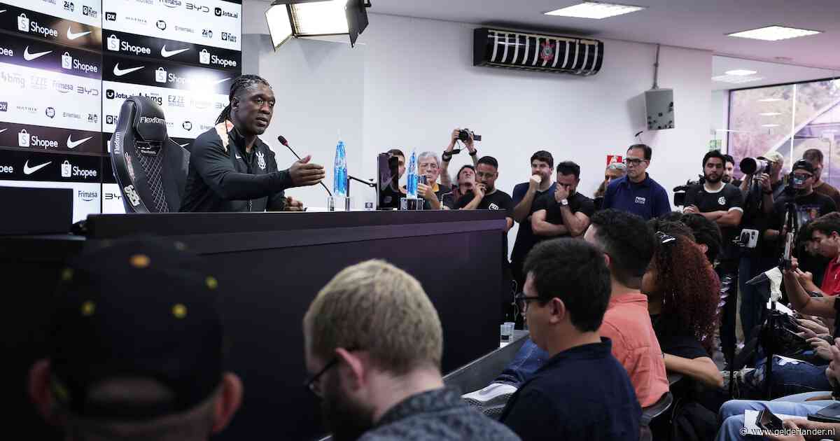 In vloeiend Portugees legt Clarence Seedorf uit waarom hij voor Corinthians heeft gekozen: ‘Een kans die ik niet kon laten lopen’
