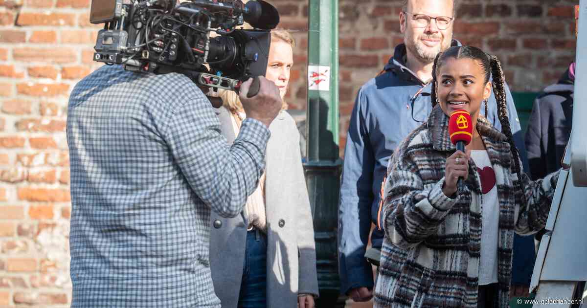 Wat doet die microfoon van het Sinterklaasjournaal in Grave? ‘Ik heb zo mijn spionnen’