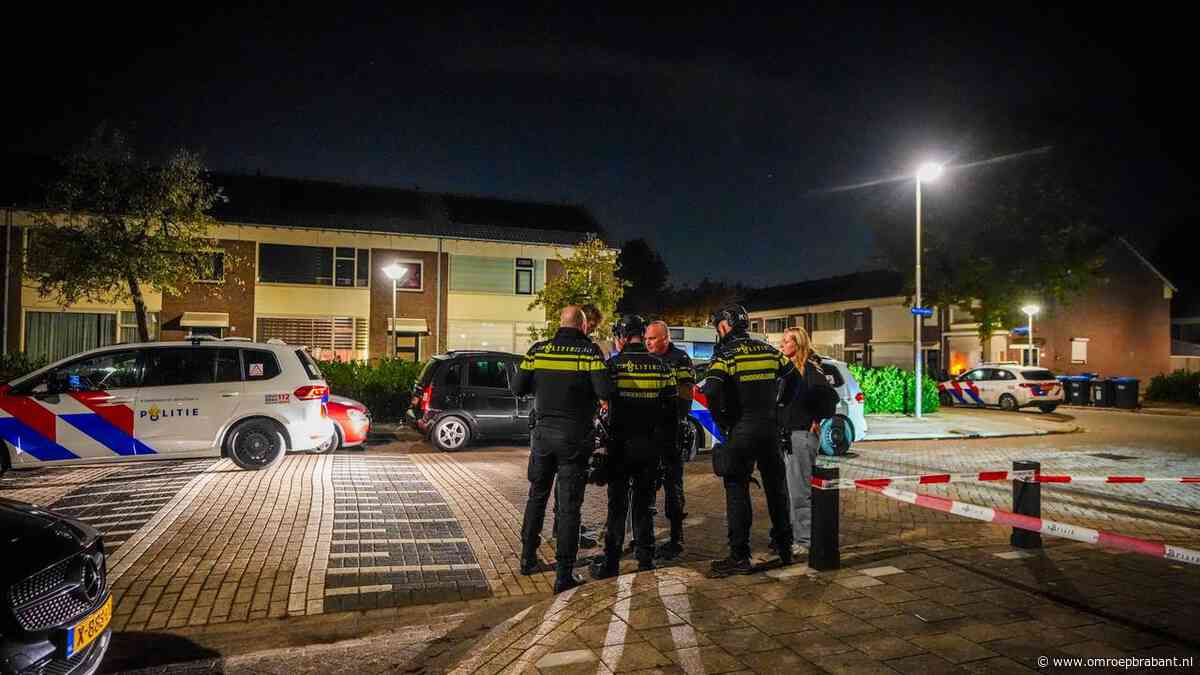 Man met snijwond gevonden op straat, politie zoekt verdachte in huis