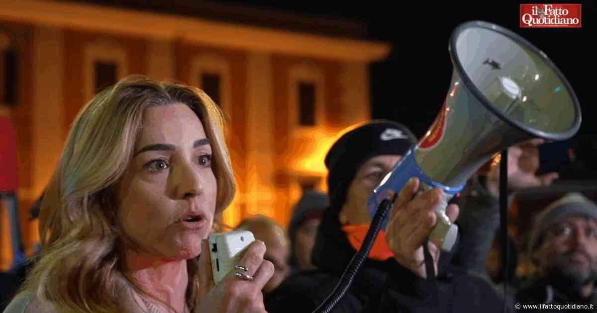 “Il Pd guardi al centro, la destra ha fallito”. Silvia Salis presenta il libro e parla da antiMeloni