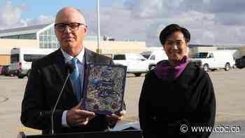 Winnipeg mayoral candidates make pledges on library hours, bus fares, feral cats