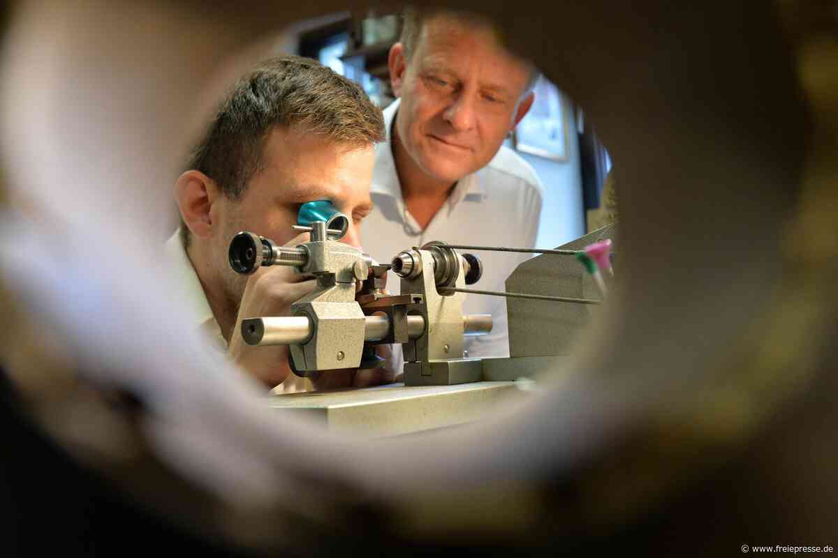 Mit vier Uhren und 500 Mark fing alles an: 70 Jahre Uhrmacher Gläser in Freiberg: