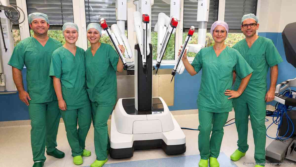 Neuer OP-Roboter in Salzgitter: Zwei Ärzte steuern gleichzeitig