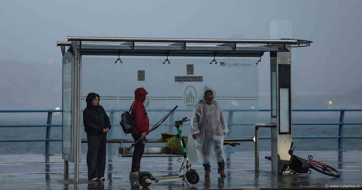 Meerdere doden door overstromingen na hevige regenval in Istanboel
