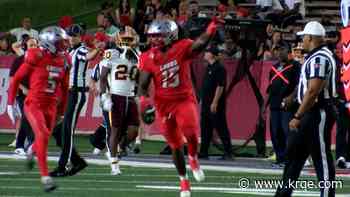 The interception leading Lobos prepare for the aerial attack of the Hawaii Rainbow Warriors