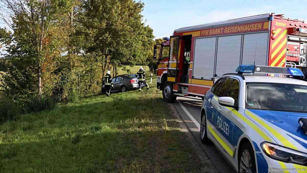 BMW prallt frontal gegen Baum – Fahrer aus Landkreis Mühldorf landet in Klinik
