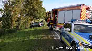 BMW prallt frontal gegen Baum – Fahrer aus Landkreis Mühldorf landet in Klinik