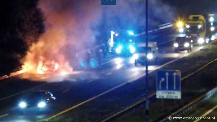File op A58 door brandende auto, verkeer heeft half uur vertraging