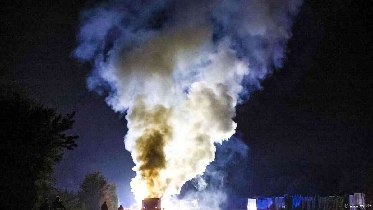 Meterhohe Rauchwolke über der A1 – Lkw stand in Vollbrand