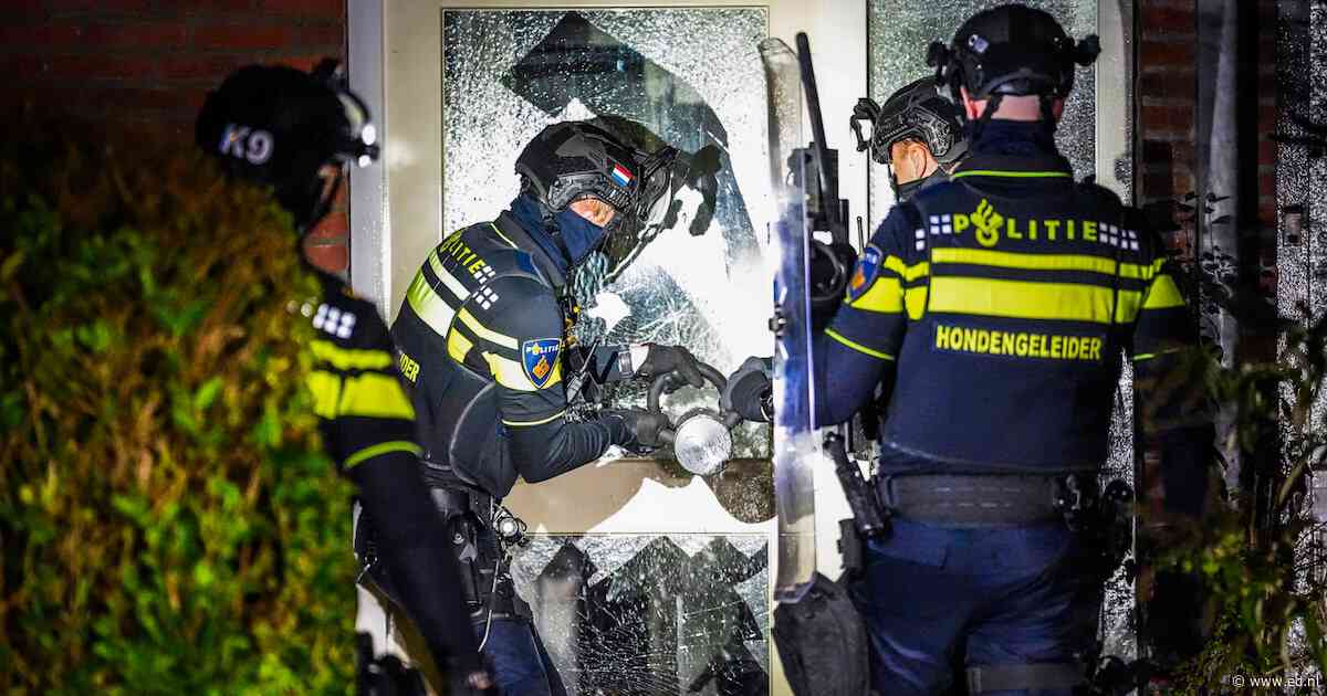 Politie omsingelt woning in Valkenswaard en forceert voordeur nadat bewoner lange tijd niet reageert