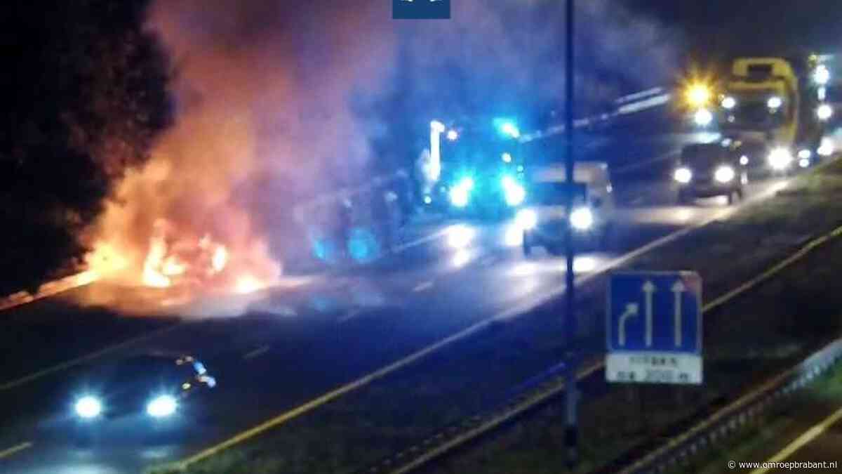 File op A58 door brandende auto, vertraging loopt op tot een uur