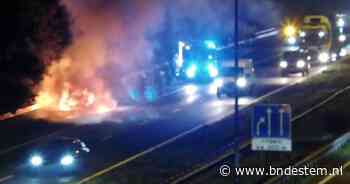 Brandend voertuig op A58 bij Tilburg zorgt voor flinke file: omleiding ingesteld