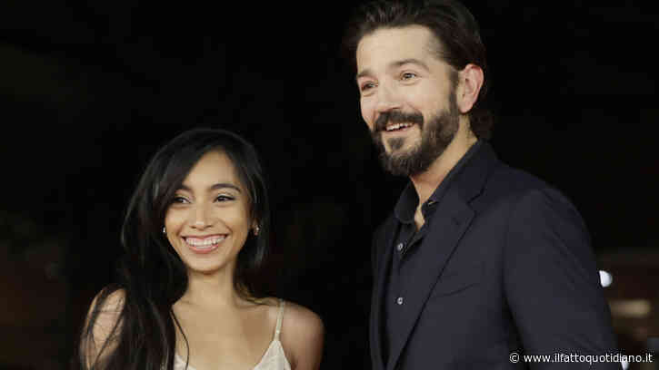 “Ho perso mamma a 2 anni e ci sto ancora facendo i conti. Le politiche di migrazione di Trump? Ignoranza, violenza e odio divampano come fuoco”: così Diego Luna